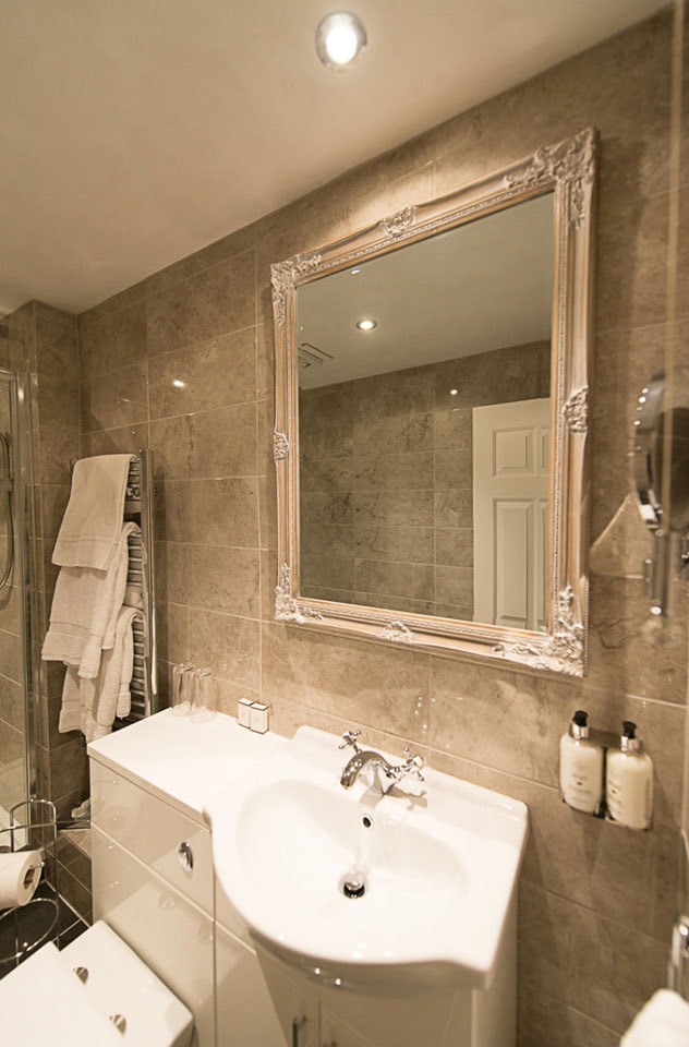 Gainsborough Suite bathroom with ornate mirror