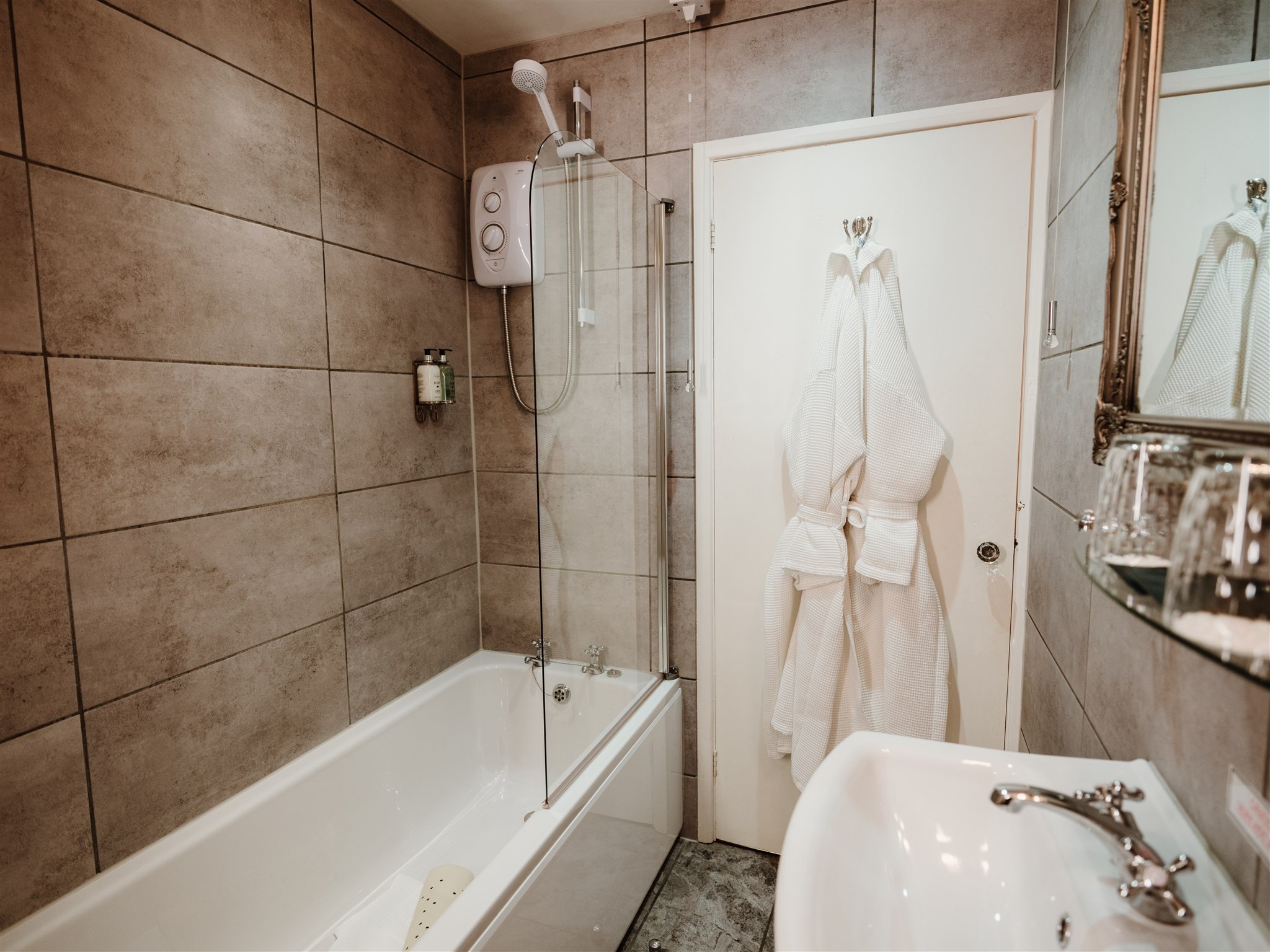 Keats Room ensuite bathroom with bath and shower over