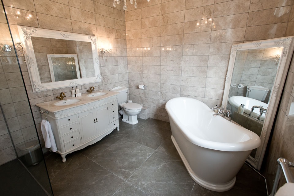 Wordsworth Room en-suite with freestanding bath